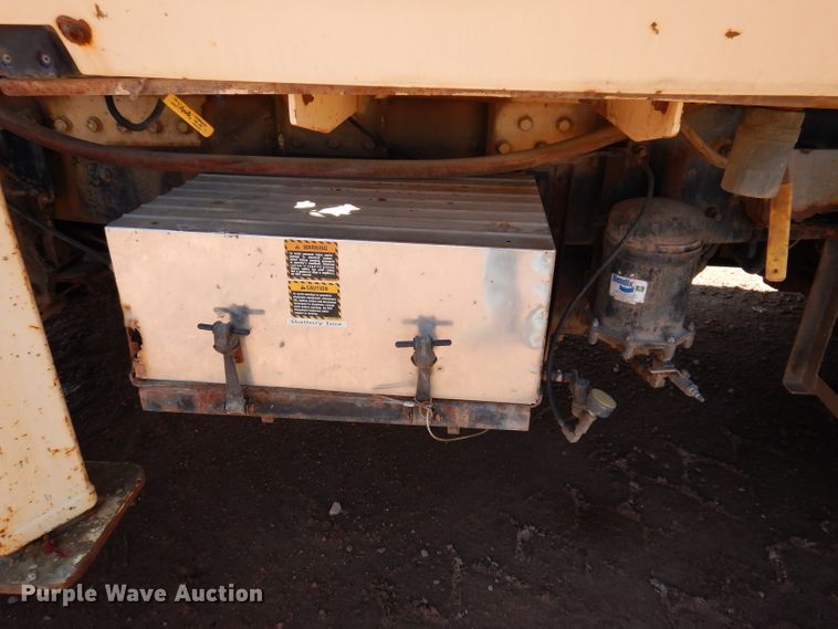 image for item IQ9629 2000 Mack MR688S  pump truck