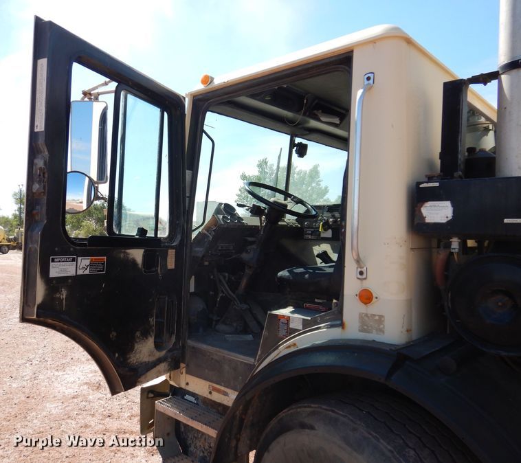 image for item IQ9629 2000 Mack MR688S  pump truck