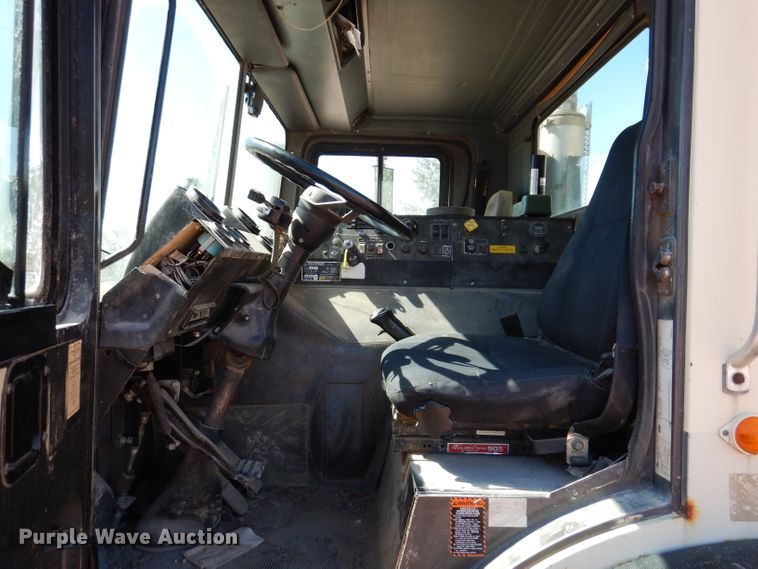 image for item IQ9629 2000 Mack MR688S  pump truck
