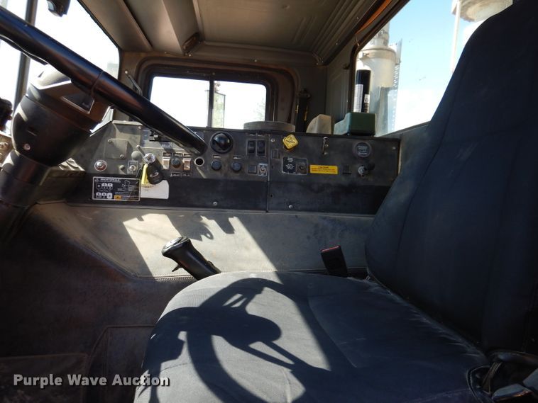 image for item IQ9629 2000 Mack MR688S  pump truck