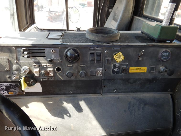 image for item IQ9629 2000 Mack MR688S  pump truck
