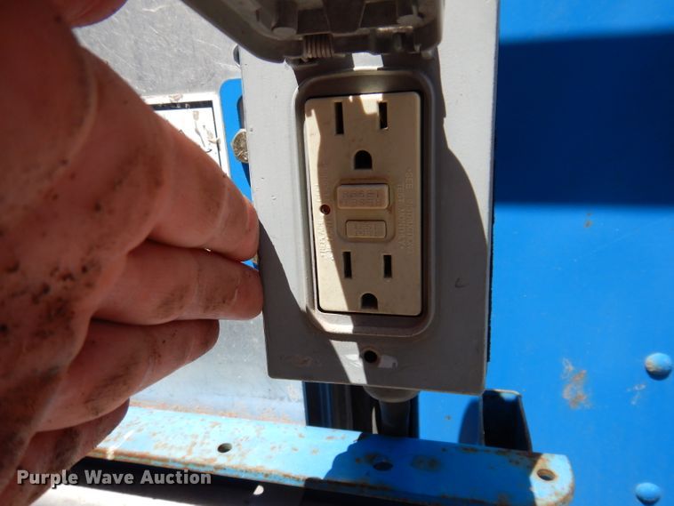 image for item IQ9642 2013 Genie GR20  vertical lift