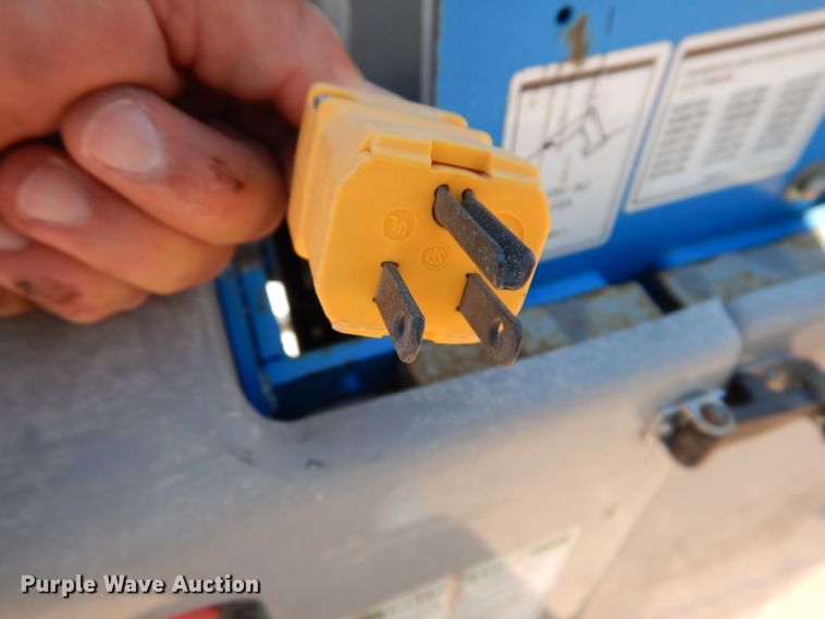 image for item IQ9642 2013 Genie GR20  vertical lift