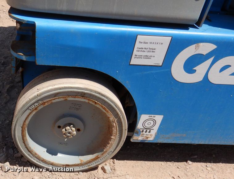 image for item IQ9642 2013 Genie GR20  vertical lift