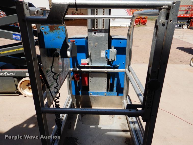 image for item IQ9643 2013 Genie GR20  vertical lift