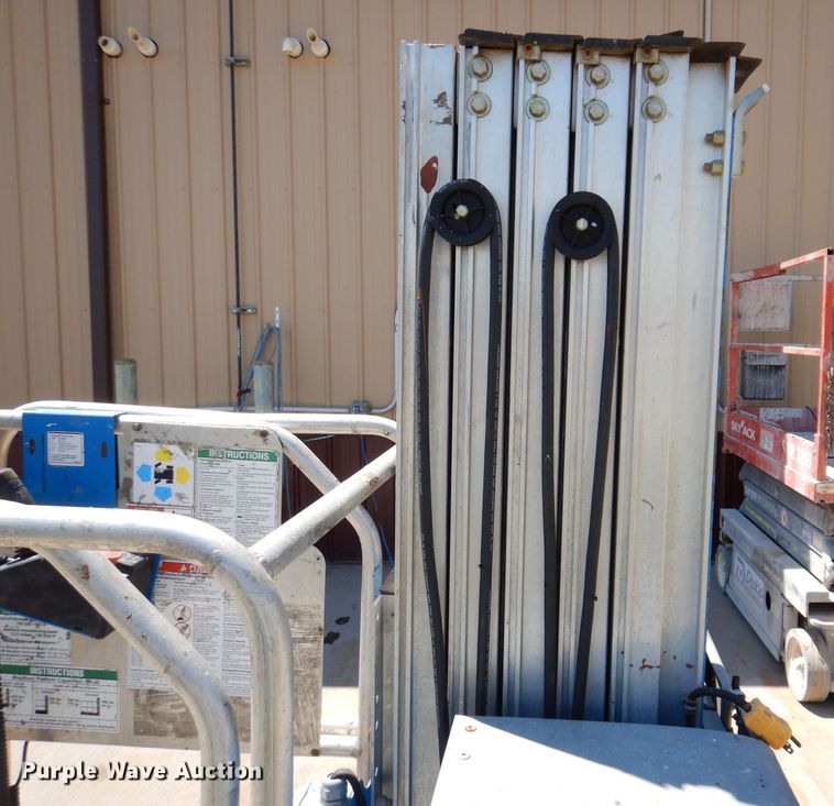 image for item IQ9644 2013 Genie GR20  vertical lift