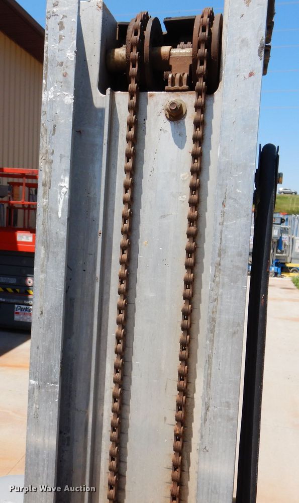 image for item IQ9644 2013 Genie GR20  vertical lift