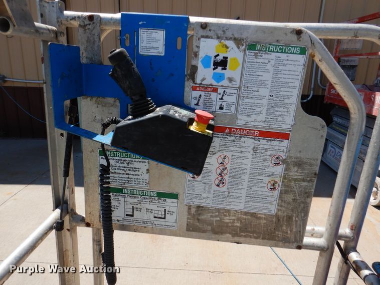 image for item IQ9644 2013 Genie GR20  vertical lift