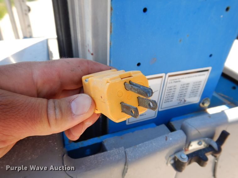 image for item IQ9644 2013 Genie GR20  vertical lift