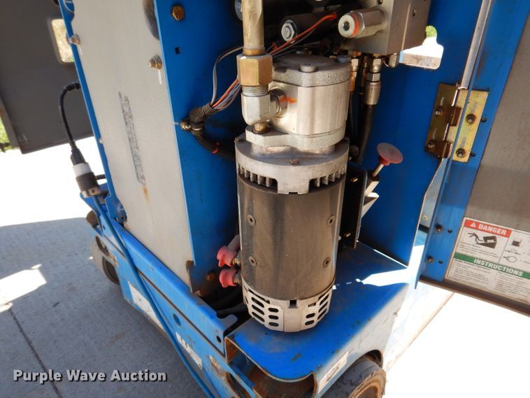 image for item IQ9644 2013 Genie GR20  vertical lift