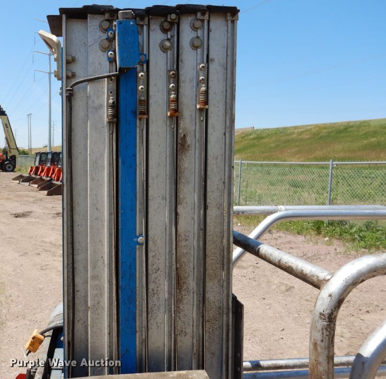 image for item IQ9645 2013 Genie GR20  vertical lift