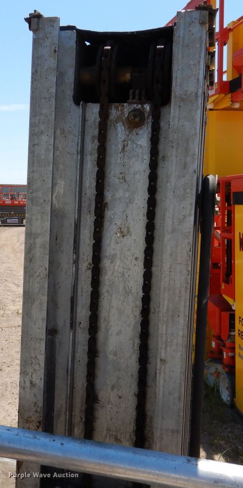 image for item IQ9645 2013 Genie GR20  vertical lift