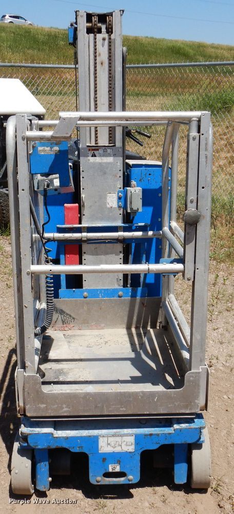 image for item IQ9646 2013 Genie GR20  vertical lift