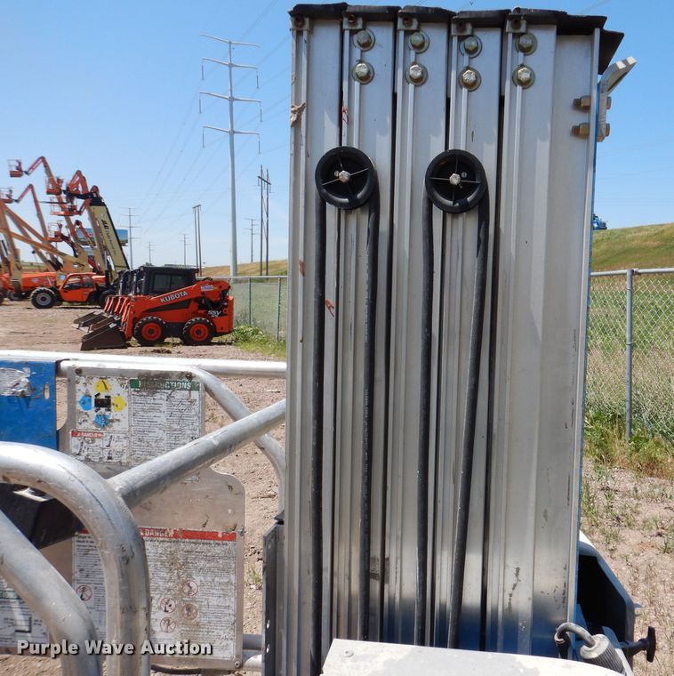 image for item IQ9646 2013 Genie GR20  vertical lift