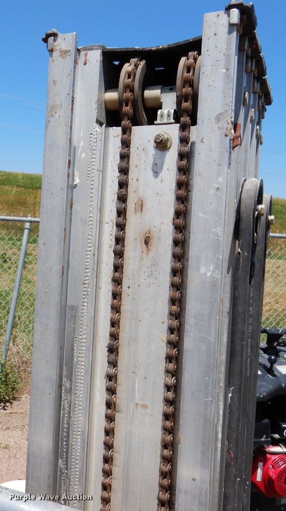 image for item IQ9646 2013 Genie GR20  vertical lift