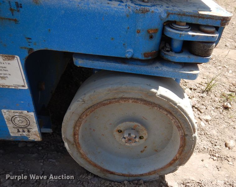 image for item IQ9646 2013 Genie GR20  vertical lift