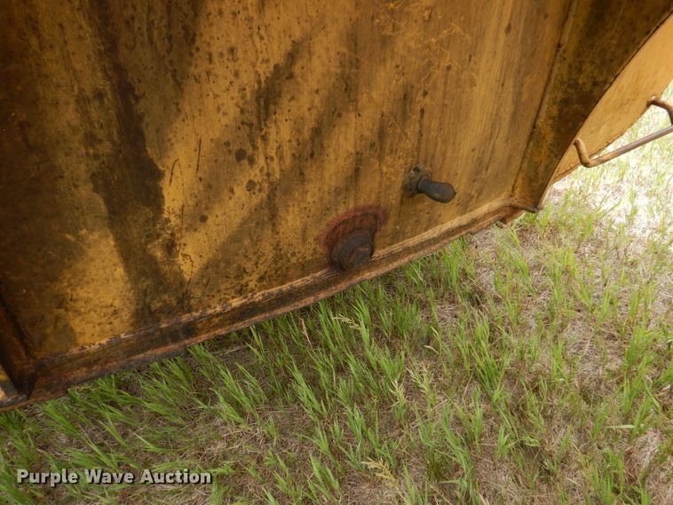 image for item IQ9652 1978 Caterpillar 613B  water wagon