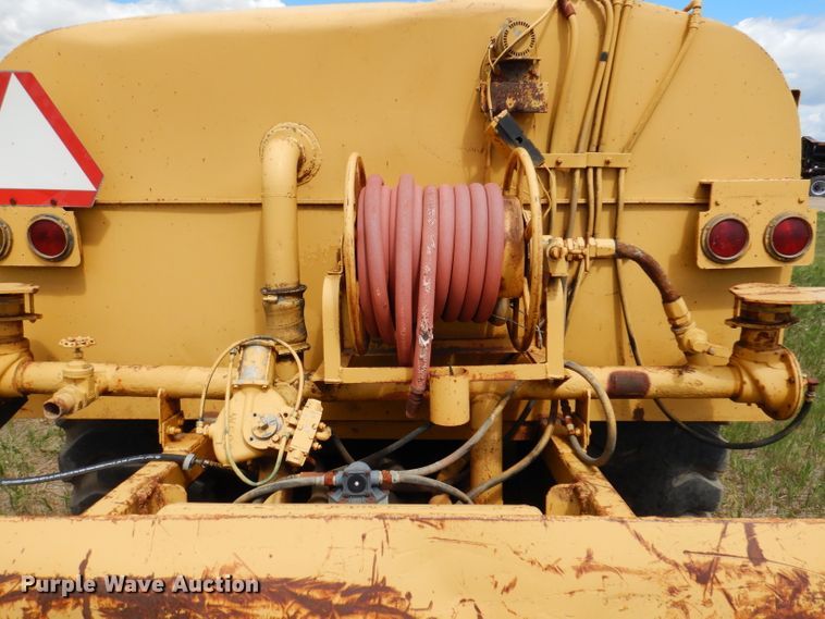 image for item IQ9652 1978 Caterpillar 613B  water wagon