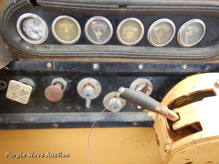 image for item IQ9652 1978 Caterpillar 613B  water wagon