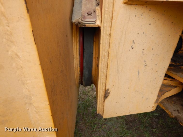 image for item IQ9653 2003 Bell 4206D  4WD scraper tractor