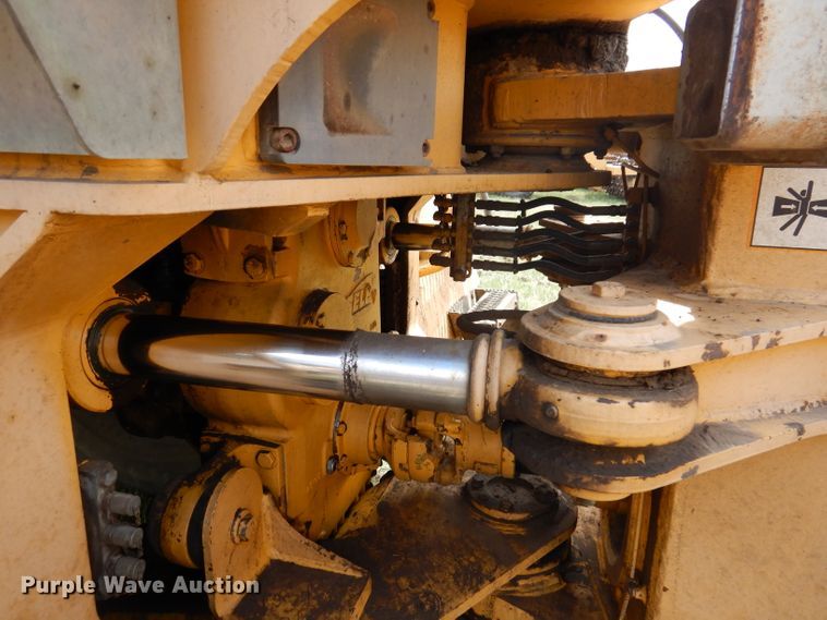 image for item IQ9653 2003 Bell 4206D  4WD scraper tractor