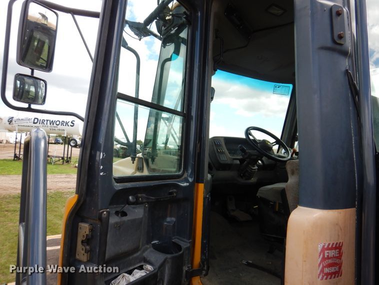 image for item IQ9653 2003 Bell 4206D  4WD scraper tractor