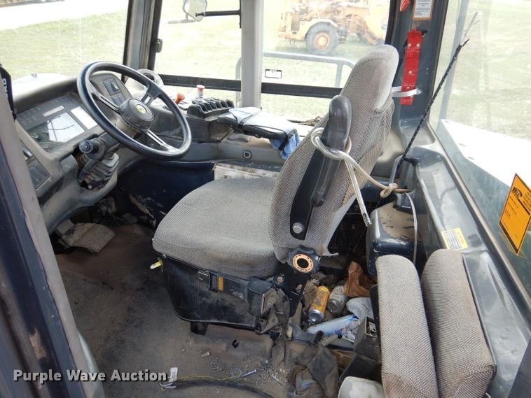 image for item IQ9653 2003 Bell 4206D  4WD scraper tractor