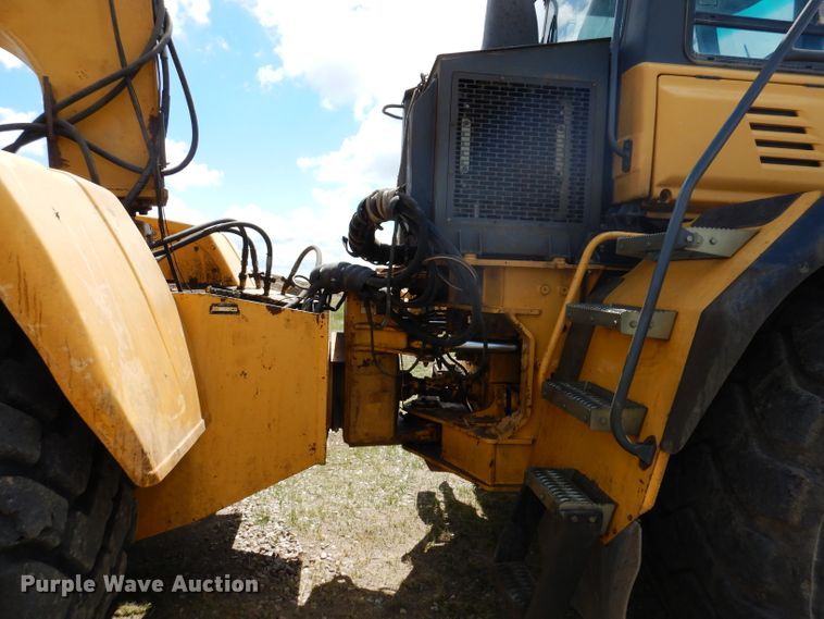 image for item IQ9659 2006 Bell 4206D  4WD scraper tractor