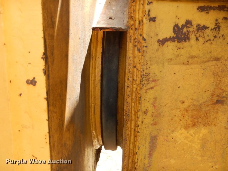 image for item IQ9659 2006 Bell 4206D  4WD scraper tractor