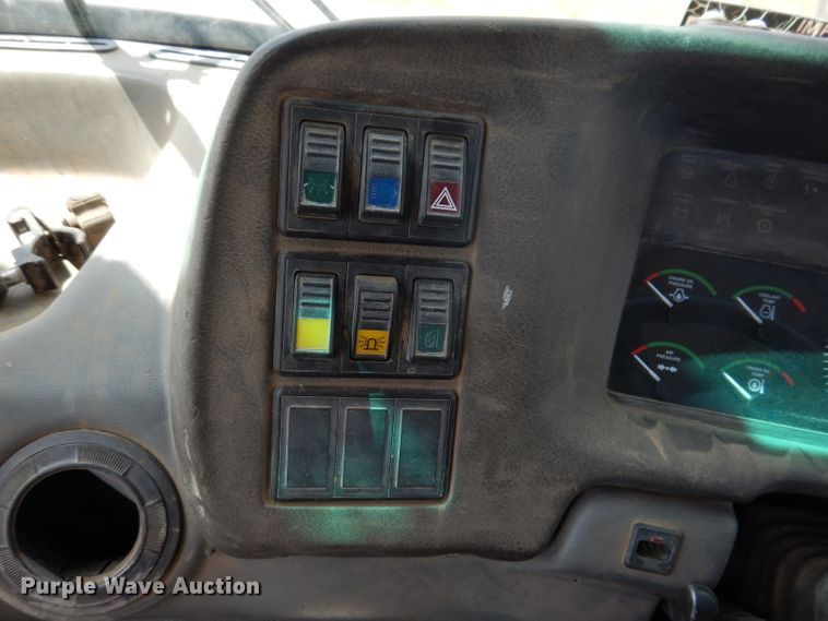 image for item IQ9659 2006 Bell 4206D  4WD scraper tractor