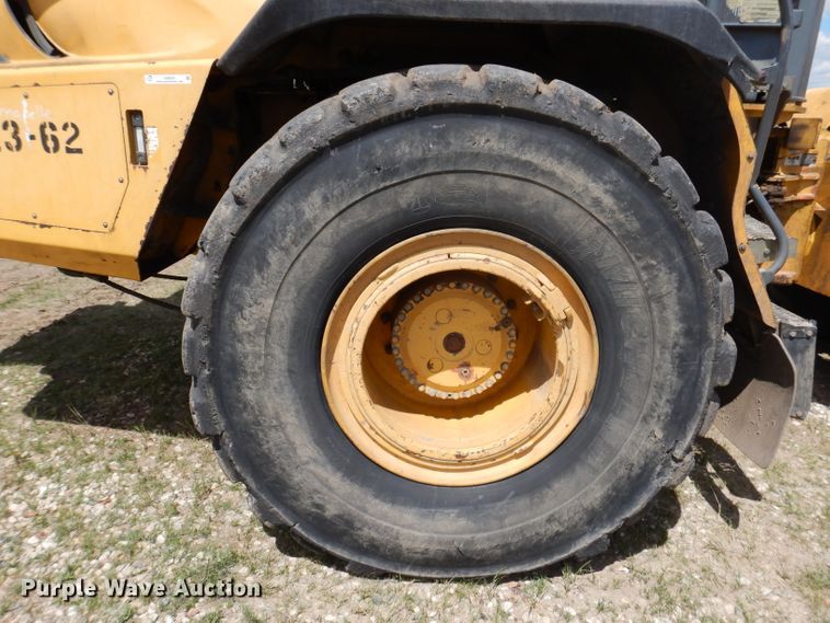 image for item IQ9659 2006 Bell 4206D  4WD scraper tractor