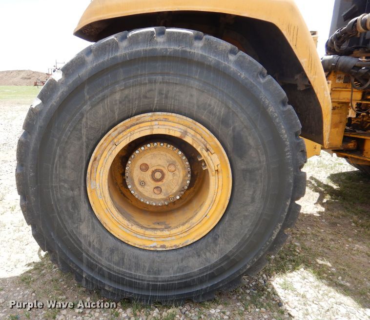 image for item IQ9659 2006 Bell 4206D  4WD scraper tractor