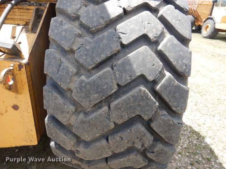 image for item IQ9659 2006 Bell 4206D  4WD scraper tractor