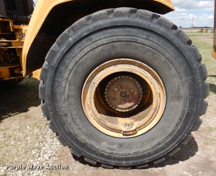 image for item IQ9659 2006 Bell 4206D  4WD scraper tractor