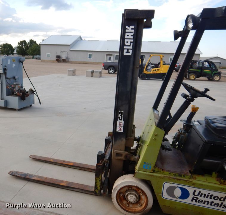 image for item IQ9666 Clark GCS15  forklift