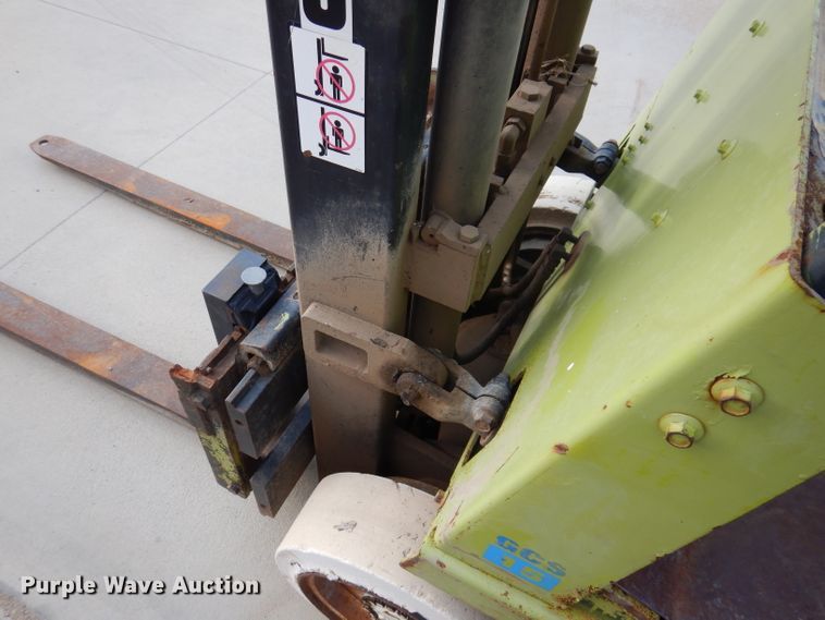 image for item IQ9666 Clark GCS15  forklift