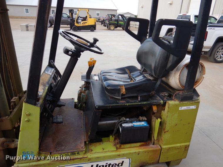 image for item IQ9666 Clark GCS15  forklift