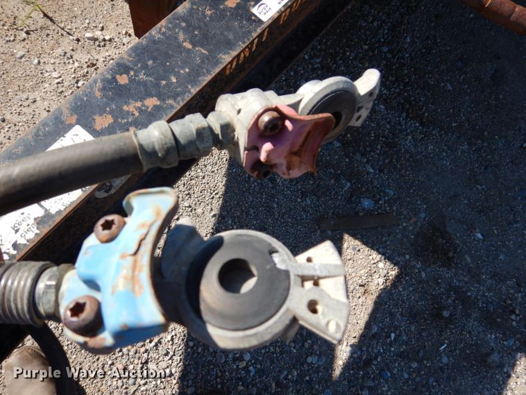 image for item IQ9672 2005 Towmaster T-20  equipment trailer