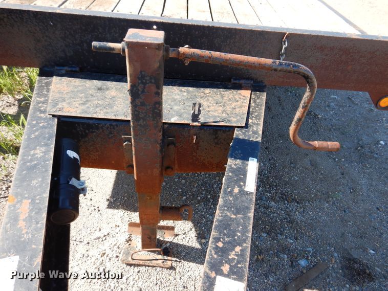 image for item IQ9672 2005 Towmaster T-20  equipment trailer