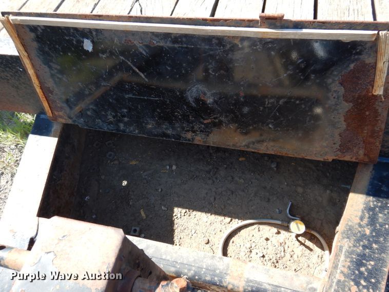 image for item IQ9672 2005 Towmaster T-20  equipment trailer