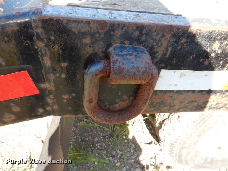 image for item IQ9672 2005 Towmaster T-20  equipment trailer