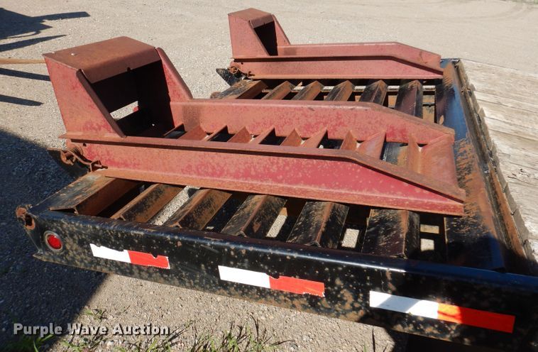 image for item IQ9672 2005 Towmaster T-20  equipment trailer