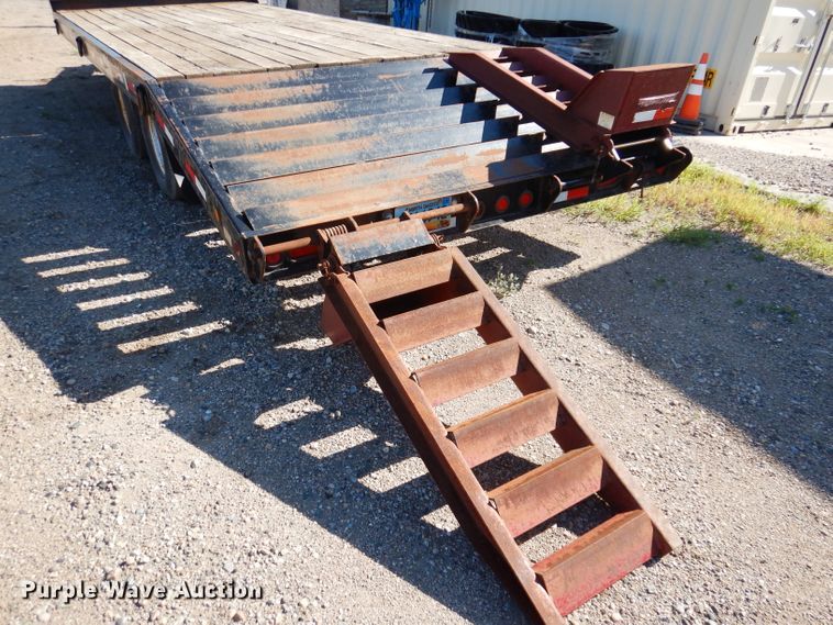 image for item IQ9672 2005 Towmaster T-20  equipment trailer