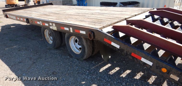 image for item IQ9672 2005 Towmaster T-20  equipment trailer