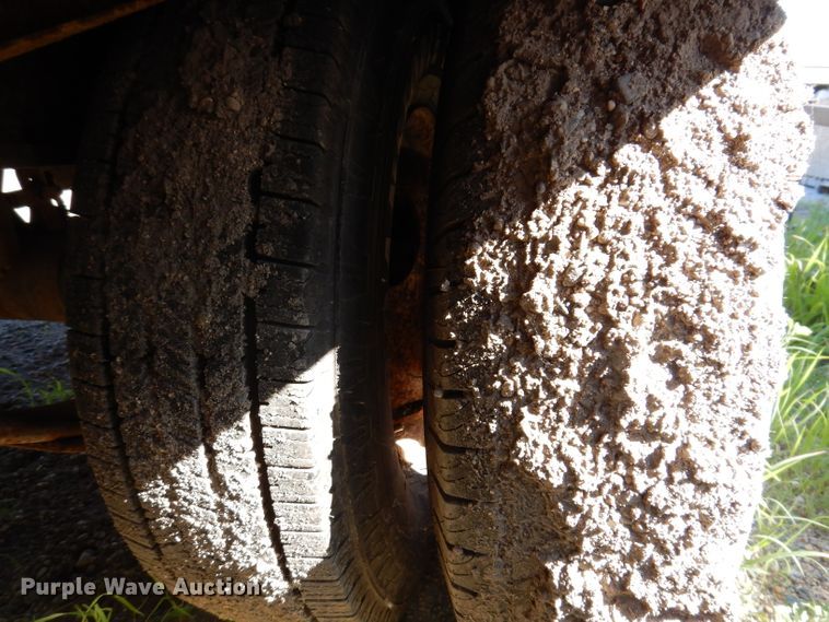 image for item IQ9672 2005 Towmaster T-20  equipment trailer