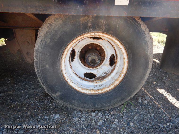 image for item IQ9672 2005 Towmaster T-20  equipment trailer