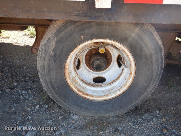 image for item IQ9672 2005 Towmaster T-20  equipment trailer