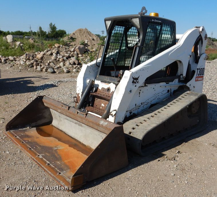 image for item IQ9675 2007 Bobcat T300  tracked skid steer loader