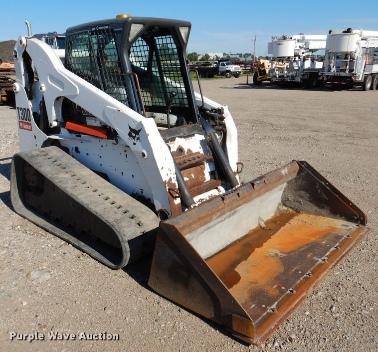 image for item IQ9675 2007 Bobcat T300  tracked skid steer loader