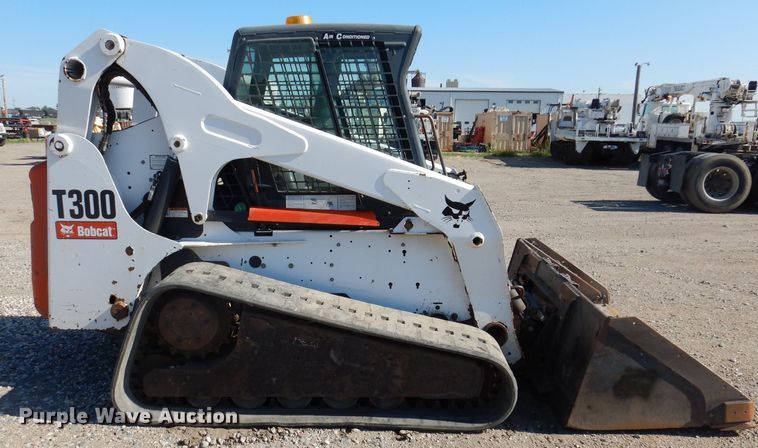 image for item IQ9675 2007 Bobcat T300  tracked skid steer loader